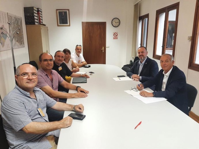 El regidor de Movilidad  y Polígonos Industriales, Antonio Deudero, y el director general de área, Antonio Román, reunidos con los taxistas
