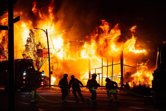 Archivo - 29 June 2022, Canada, Vancouver: Vancouver Fire Department extinguish a structure fire at the Value Village department store at East Hastings. Photo: Quinn Bender/ZUMA Press Wire/dpa