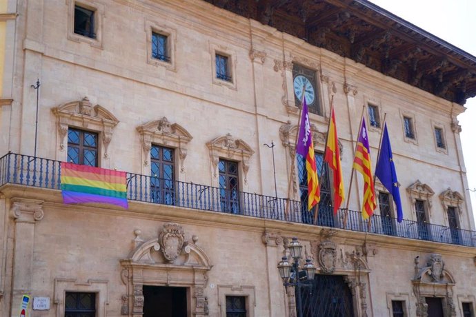 El Ayuntamiento de Palma cuelga la bandera Lgtbi y asegura que "siempre ha estado al lado del colectivo"