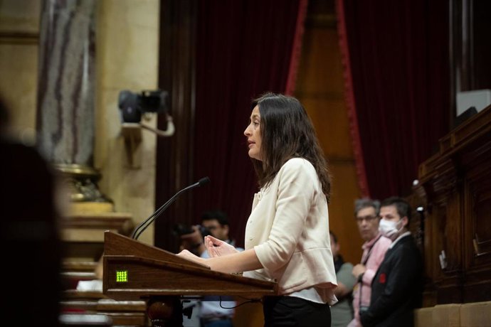 Archivo - La diputada del PSC, Esther Niubó, interviene durante una sesión plenaria, en el Parlament de Cataluña, a 25 de mayo de 2022, en Barcelona, Cataluña (España). 