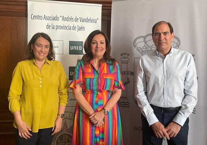 La subdelegada destaca la importancia de promocionar la educación y la cultura en el entorno penitenciario