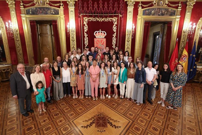 La presidenta de Navarra en funciones, María Chivite, recibe  a una representación de gimnastas navarros y navarras participantes en la Copa de España de Gimnasia Rítmica y el Campeonato de España.