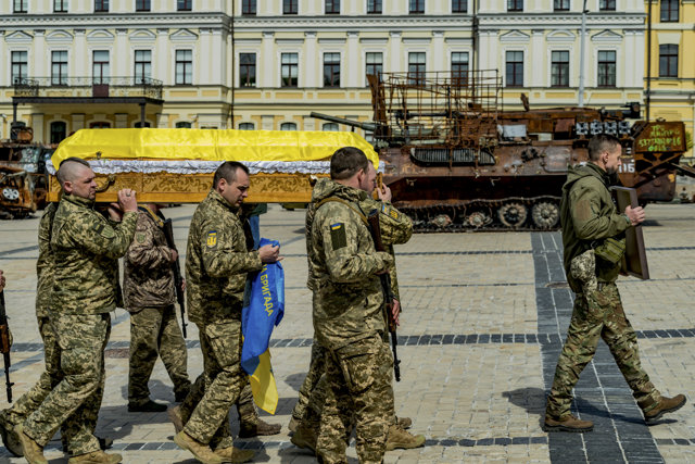 09 May 2023, Ukraine, Kiev: Soldiers escort the coffin of Danylo Denysevych, a Ukrainian soldier who was killed in Bakhmut combats, during his funeral ceremony in Saint Michael's Golden Domed Cathedral. Photo: Celestino Arce Lavin/ZUMA Press Wire/dpa