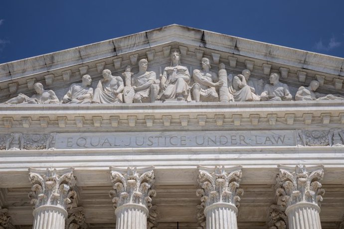 Archivo - May 22, 2023, Washington, District of Columbia, USA: Washington, DC - ''Equal Justice Under Law'' engraved on the front of the U.S. Supreme Court.