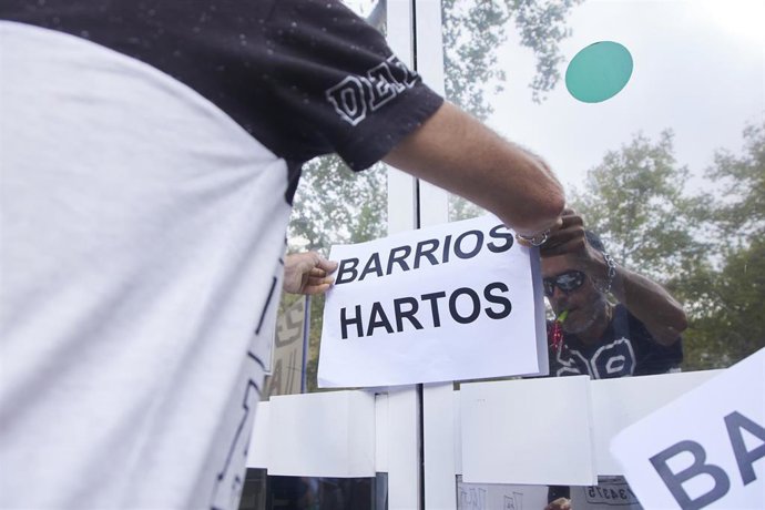 Archivo - Imagen de archivo de una concentración de Barrios Hartos para denuncia los cortes de luz en Sevilla capital. 