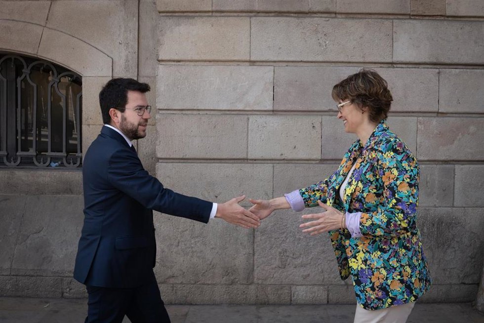 Archivo - El presidente de la Generalitat, Pedro Aragonés y García, y la consejera de Acción Exterior y Unión Europea, Meritxell Serret y Aleu, se saludan a su llegada a la presentación de las líneas estratégicas de la acción exterior catalana para los