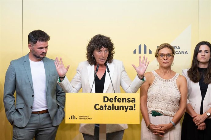 La número 2 de ERC al Congreso por Barcelona, Teresa Jord, junto con el cabeza de lista, Gabriel Rufián, y otros miembros de la candidatura