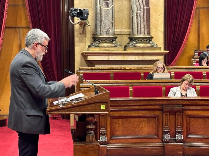 El diputado de la CUP en el Parlament Carles Riera y  la consellera de Educación, Anna Simó, en el pleno monográfico sobre educación