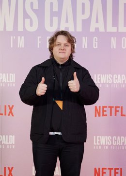 Lewis Capaldi durante una premiere de su serie, publicada en su perfil de Twitter.