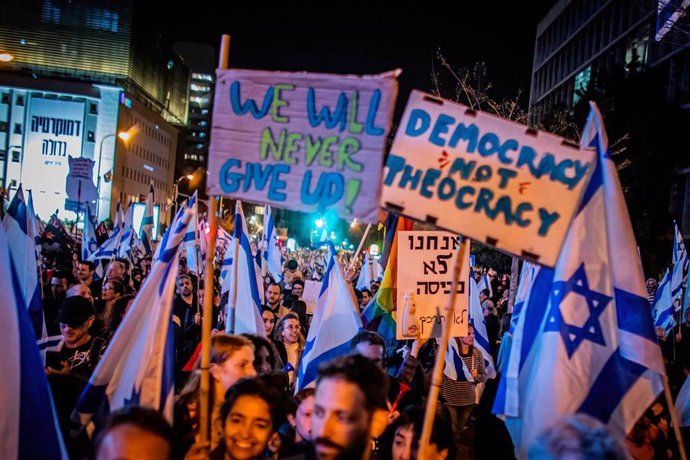 Archivo - Manifestantes durante una protesta en Tel Aviv contra la propuesta de reforma judicial presentada por el Gobierno de Israel