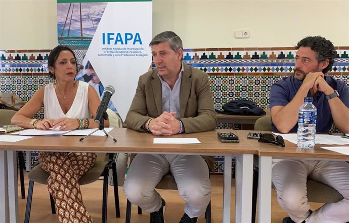 El delegado territorial de Agricultura, Pesca, Agua y Desarrollo Rural de la Junta, Francisco Acosta (centro), y la presidenta de Ifapa, Marta Bosquet.