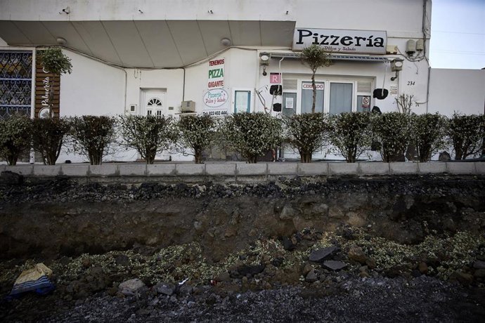 Archivo - Destrozos cercanos a la vía LP-213, de la carretera de Puerto Naos