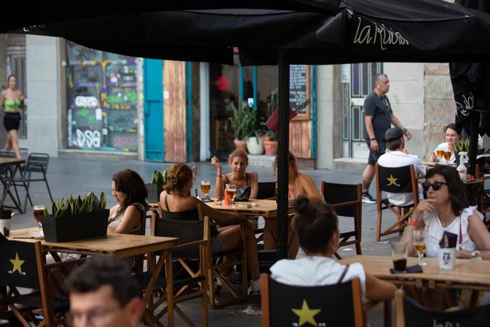 Archivo - Varias personas sentadas en bares en la plaza dels ngels del Raval 