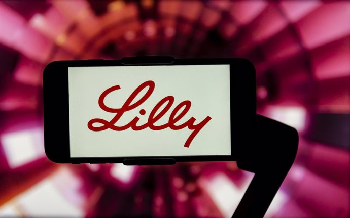 Archivo - December 13, 2022, India: In this photo illustration, the logo of Eli Lilly is seen displayed on a mobile phone screen.