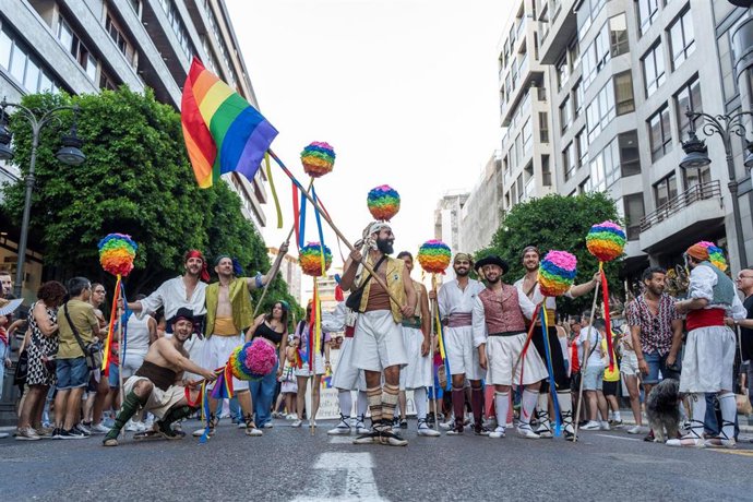 Varias personas durante la manifestación del Orgullo LGTBI+