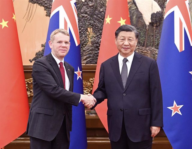 El primer ministro de Nueva Zelanda, Chris Hipkins, y el presidente chino, Xi Jinping, en Pekín