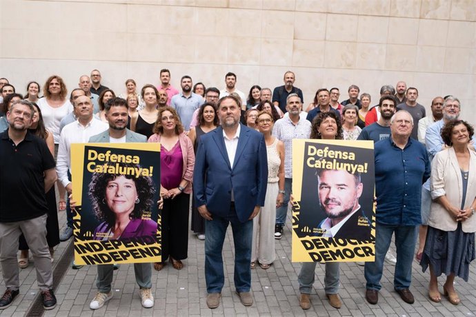 El líder de ERC, Orio Junqueras, junto con el cabeza de lista de ERC al Congreso por Barcelona, Gabriel Rufián, y la número dos, Teresa Jord, y el resto de miembros de la candidatura