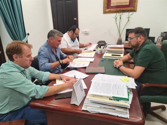 El alcalde de Guillena firma convenios con las tres hermandades de penitencia