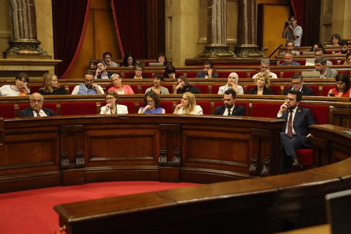 Miembros del Govern y bancada de ERC en el Parlament, durante el debate monográfico de educación a 27 de junio de 2023