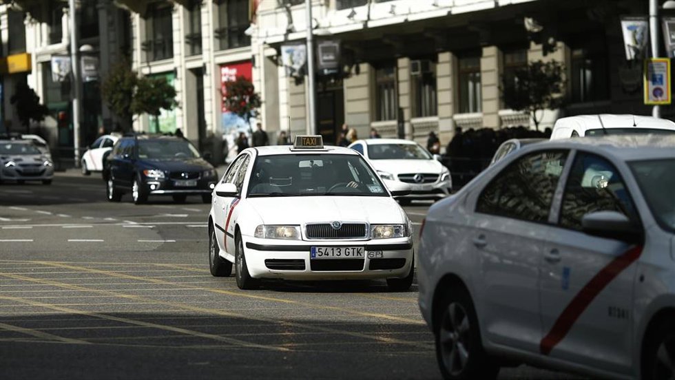 Archivo - Varios taxis circulando por una calle