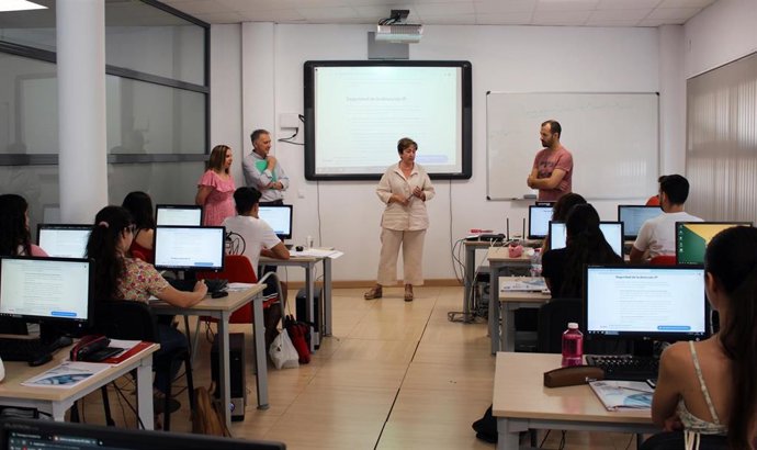 La presidenta en funciones de la Mancomunidad de Municipios Campiña Sur Cordobesa, Francisca Carmona, visita el Programa de Empleo y Formación 'Campiña Sur Cordobesa Cibersegura'.