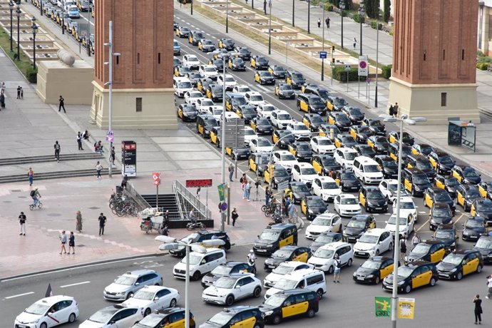 Multitud de Taxis durante una marcha lenta hasta la Delegación del Gobierno contra la liberalización de los VTC