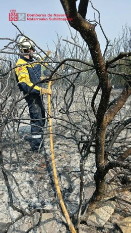 Un bombero en las tareas de extinción de un incendio forestal en Oteiza.