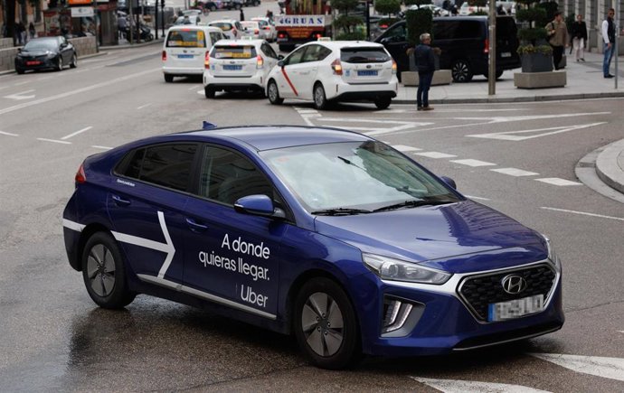 Un VTC y varios taxis
