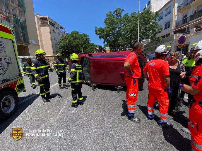 Una mujer de 64 años queda atrapada dentro de su vehículo tras volcar en una avenida de Cádiz
