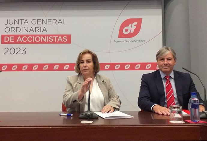 La presidenta y el CEO de Duro Felguera, Rosa Aza y Jaime Argüelles, en rueda de prensa posterior a la Junta General de Accionistas, celebrada en el recinto ferial gijonés 'Luis Adaro'