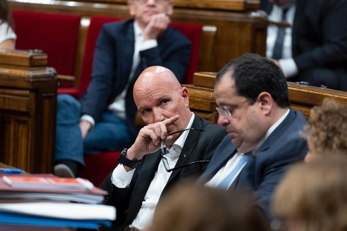 El nuevo conseller de Acción Climática, Alimentación y Agenda Rural, David Mascort i Subiranas (i) y el conseller de Interior, Joan Ignasi Elena (d), interviene durante una sesión plenaria en el Parlament de Catalunya, a 14 de junio de 2023, en Barcelon