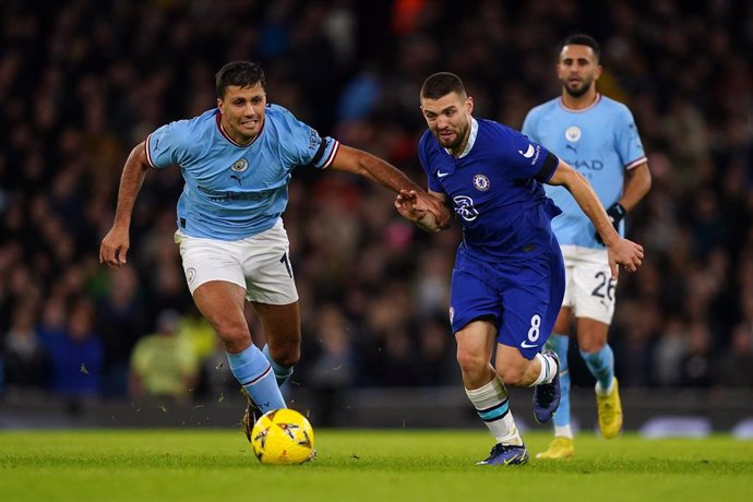 Archivo - 08 January 2023, United Kingdom, Manchester: Manchester City's Rodri (L) and Chelsea's Mateo Kovacic battle for the ball during the English FA Cup third round soccer match between Manchester City and Chelsea at the Etihad Stadium. Photo: Marti