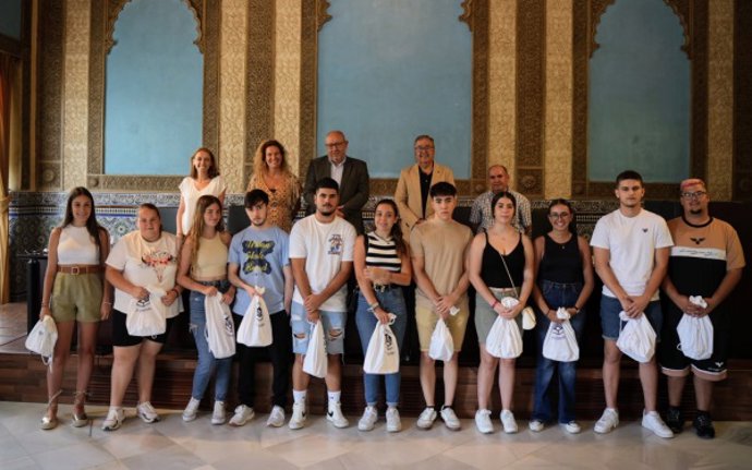 Foto de familia de los estudiantes y las autoridades.