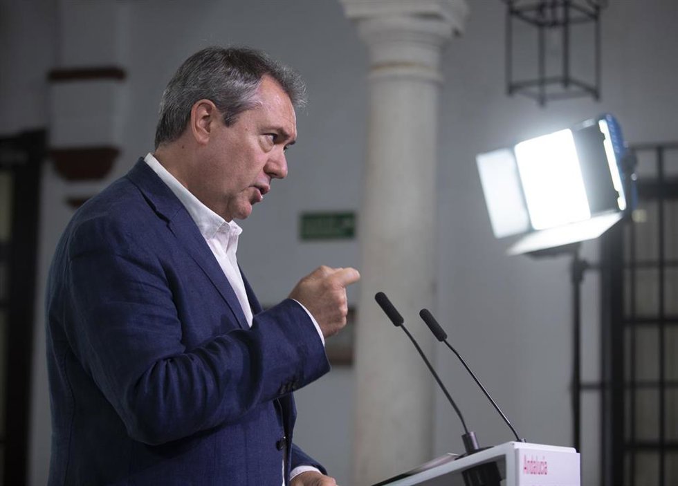 Archivo - El secretario general del PSOE-A, Juan Espadas, durante la rueda de prensa. A 03 de octubre de 2022, en Sevilla (Andalucía, España).