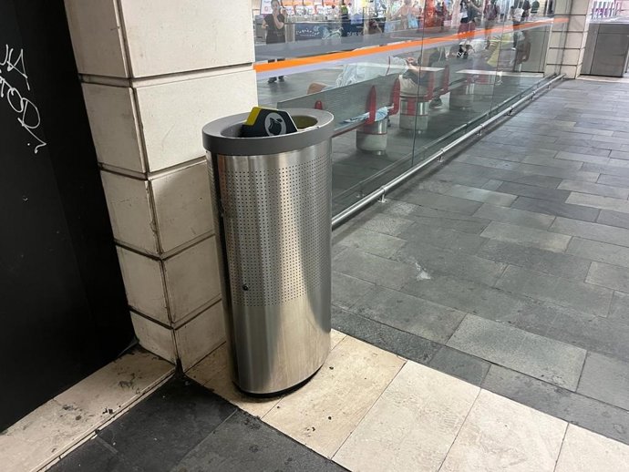 Papelera de la estación de Plaa Catalunya de Barcelona donde un trabajador del Metro ha encontrado un objeto sospechoso.