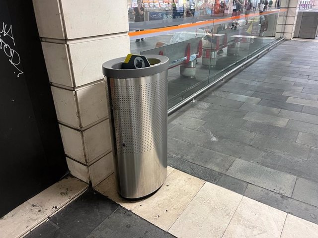 Paperera de l'estació de Plaça Catalunya de Barcelona on un treballador del Metre ha trobat un objecte sospitós.