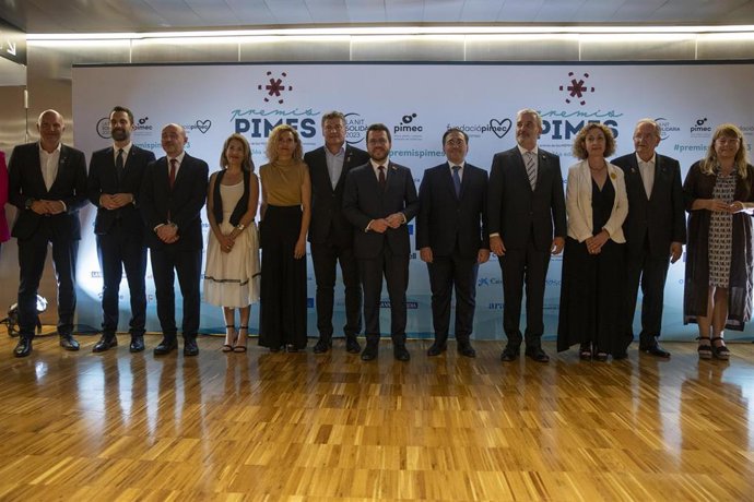 Foto de familia de las autoridades presentes en los 36 Premis Pimes de Pimec.