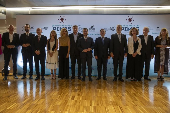 Foto de família de les autoritats presents en els 36 Premis Pimes de Pimec.