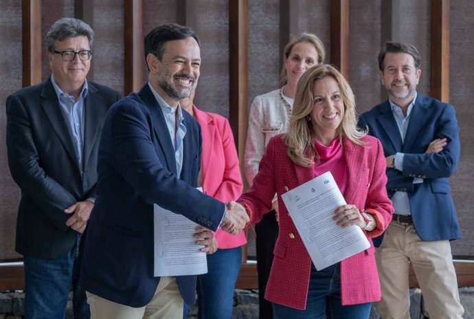 Lope Afonso (PP) y Rosa Dávila (CC), en la firma del pacto de Gobierno del Cabildo de Tenerife