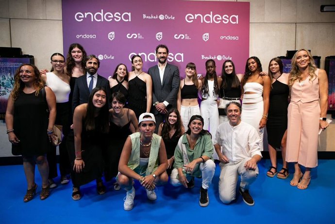 Foto de familia tras la premier del documental 'The Coming of Age'
