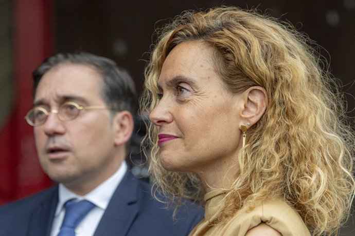 La presidenta del Congrés dels Diputades, Meritxell Batet, al costat del ministre d'Afers exteriors, Unió Europea i Cooperació, José Manuel Albares, en els 36 Premis Pimes de Pimec.