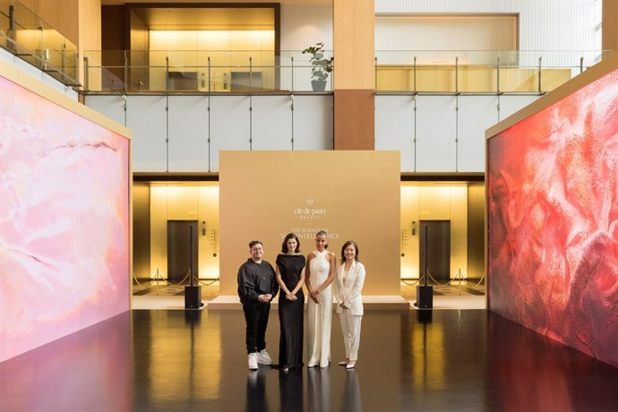 Ms. Mizuki Hashimoto, Clé de Peau Beauté Chief Brand Officer, is joined by global brand ambassadors Diana Silvers and Ella Balinska and internationally renowned media artist Refik Anadol at the unveiling of his bespoke art installation in Tokyo: Unseen 