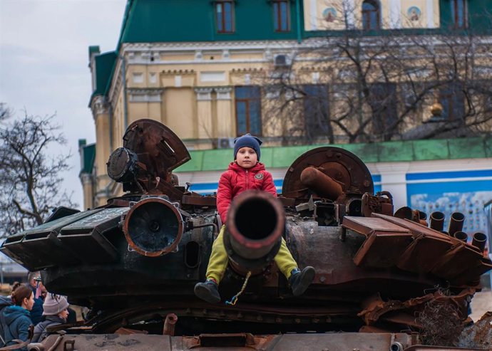 Archivo - Un niño subido al cañón de un tanque en Kiev (Ucrania)