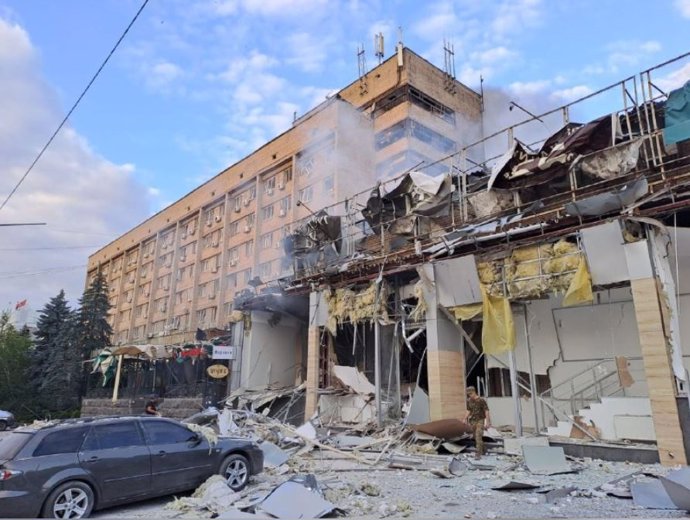 Edificio dañado por un bombardeo ruso contra un restaurante en la ciudad de Kramatorsk, Donetsk