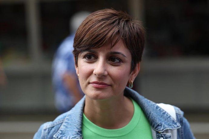 La ministra de Política Territorial y portavoz del Gobierno, Isabel Rodríguez, visita la Feria del Libro, a 8 de junio de 2023, en Madrid (España). La Feria del Libro se celebra anualmente con el fin de promover el libro, la lectura y la actividad de la