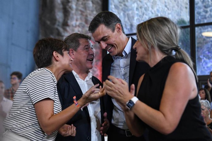 Archivo - (I-D) La ministra Portavoz y de Política Territorial, Isabel Rodríguez; el presidente de Castilla-La Mancha y secretario general del PSCM-PSOE, Emiliano García-Page; el secretario general del PSOE y presidente del Gobierno, Pedro Sánchez; y la