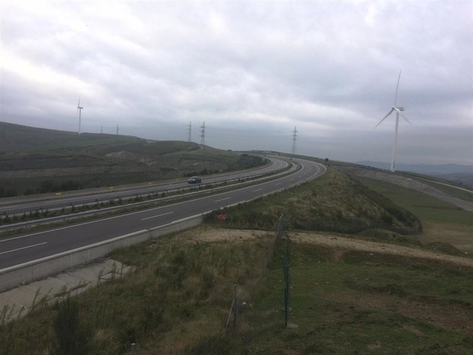 Archivo -    El viento dificulta la circulación en un total de 16 kilómetros de la autovía A-8, que comunica Galicia con la meseta a través de la provincia de Lugo, a la altura del municipio de Mondoñedo