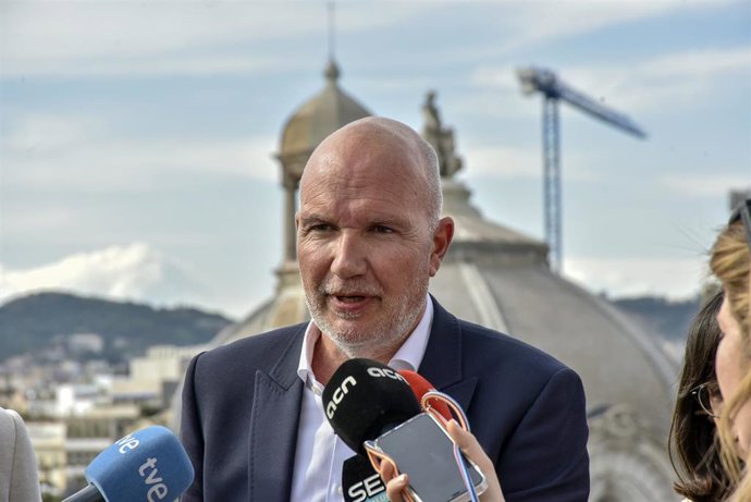 El nuevo consellero de Acción Climática, Alimentación y Agenda Rural, David Mascort, atiende a medios tras el traspaso de la cartera de la hasta ahora consellera de Acción Climática, Alimentación y Agenda Rural de la Generalitat, Teresa Jord, en la sed