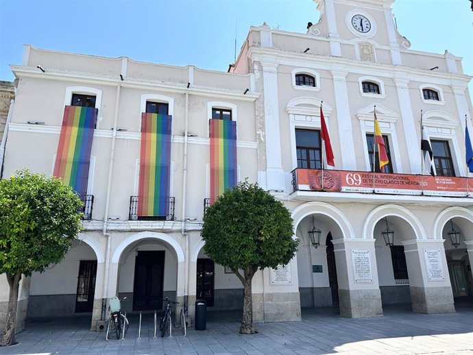 Fachada del ayuntamiento de Mérida con las banderas LGTBI.