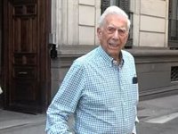 Los malos modos de Morgana, hija de Mario Vargas Llosa, para proteger a su padre de las cámaras en su regreso a Madrid